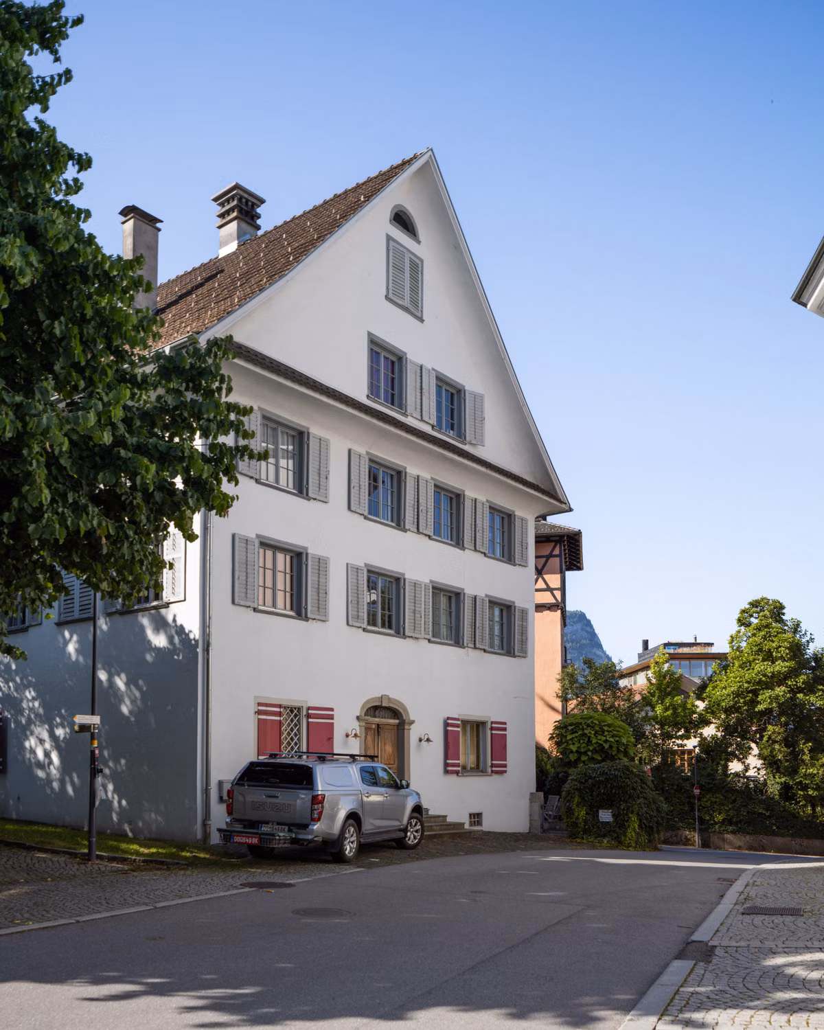 Helles Schweizer Haus mit Alpenblick als Symbol für Wohnen und Zuhause