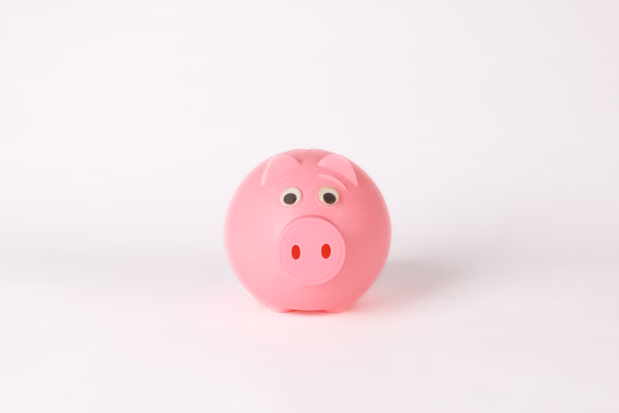 Pinkes Sparschwein auf cleanem Hintergrund als Symbol für Rücklagen